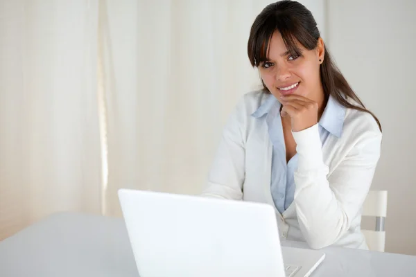 Charmante jonge vrouw op zoek naar jou met behulp van laptop — Stockfoto