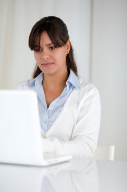 dizüstü bilgisayarda çalışma çekici genç kadın