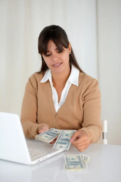 Młoda kobieta licząc pieniądze na zakup — Zdjęcie stockowe