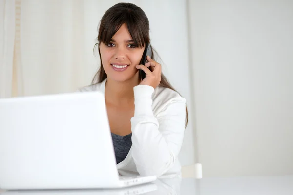 Usmívající se žena, pracovat a mluvit na mobil — Stock fotografie