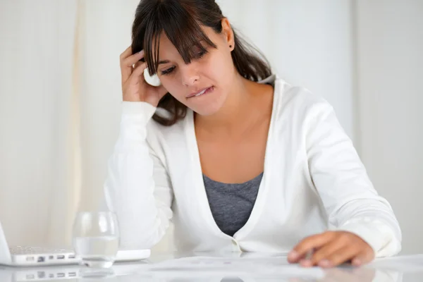 Jovem estressada trabalhando na frente do laptop — Fotografia de Stock