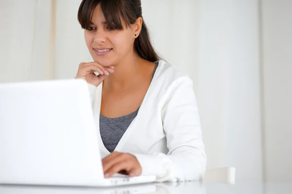 Jovem mulher navegando na Internet no laptop — Fotografia de Stock