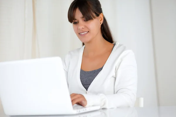 Charmante Latijns-jonge vrouw met behulp van haar laptop — Stockfoto