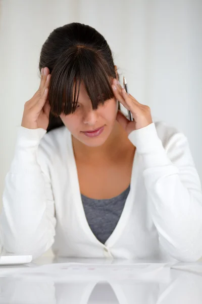 Reflecterende charmante jonge vrouw die werkt op kantoor — Stockfoto