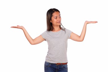 sevimli etnik genç kadın onun avuç içi kadar holding