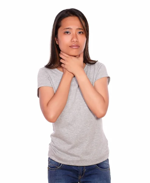 Asijské okouzlující mladá žena s bolestmi v krku — Stock fotografie