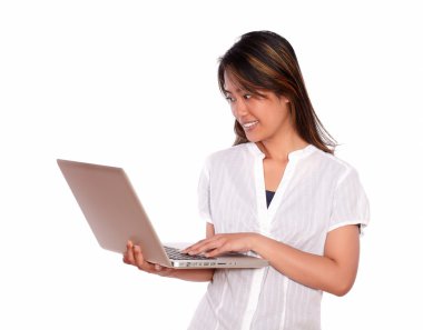 gülümseyen genç kadın laptop ekranında okuma