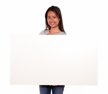 Beyaz kart tutan çekici genç Asyalı kadın