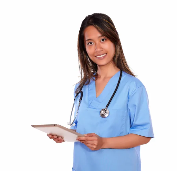 Encantadora enfermeira asiática usando seu tablet pc — Fotografia de Stock