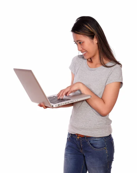 Charmante asiatische Frau mit ihrem Laptop-Computer — Stockfoto