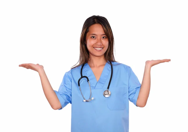 Sonriente asiática enfermera mujer extendiendo sus palmas — Foto de Stock