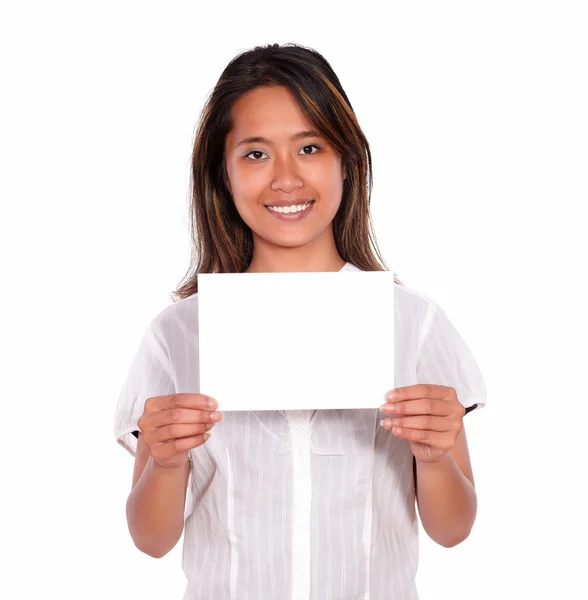 Χαμογελώντας εθνοτικές νέα γυναίκα που κρατά μια λευκή κάρτα — Φωτογραφία Αρχείου