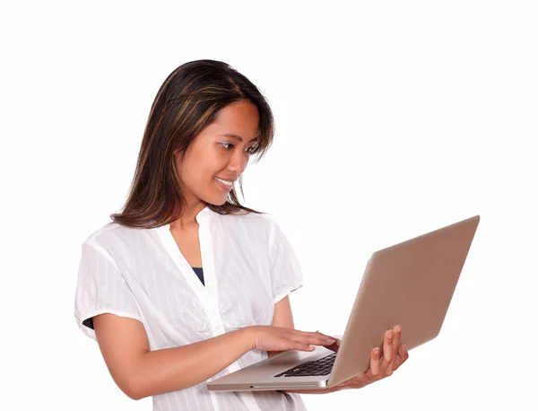 Bájos fiatal nő dolgozik a laptop számítógép — Stock Fotó
