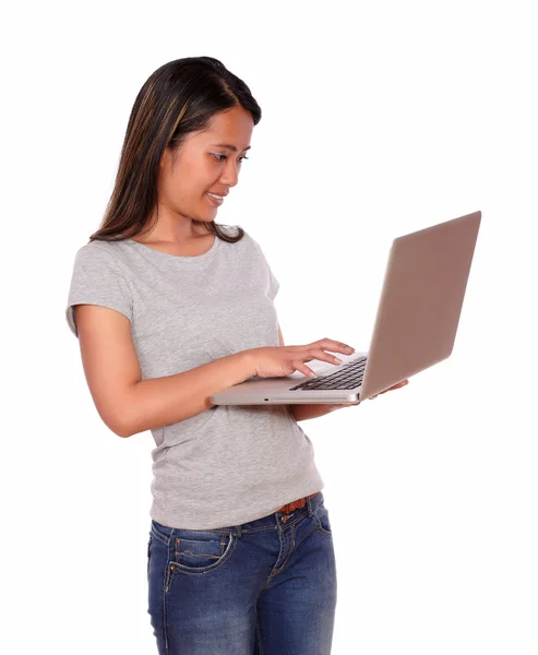Jeune femme asiatique à l'aide de son ordinateur portable — Photo