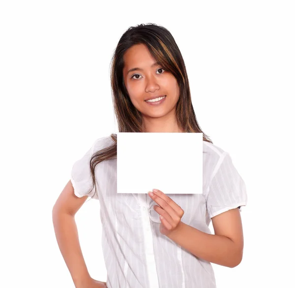 Γοητευτικό ασιατική νέα γυναίκα που κρατά μια λευκή κάρτα — Φωτογραφία Αρχείου