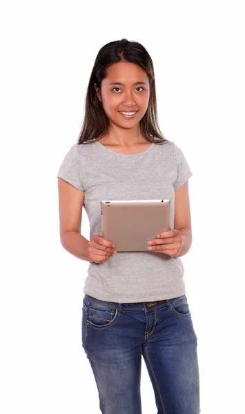 Charmante jonge Aziatische vrouw met behulp van haar tablet-pc — Stockfoto