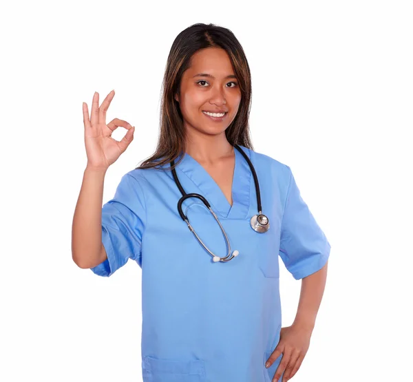 확인 표시를 표시 하는 매력적인 아시아 간호사 여자 — 스톡 사진
