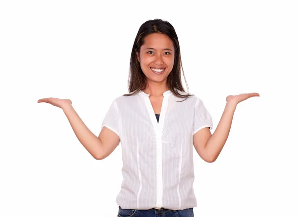 Mujer asiática sonriente extendiendo sus palmas —  Fotos de Stock