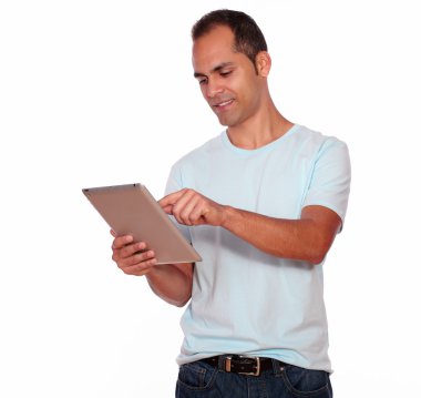 Latince yetişkin adam onun tablet PC'yi kullanma