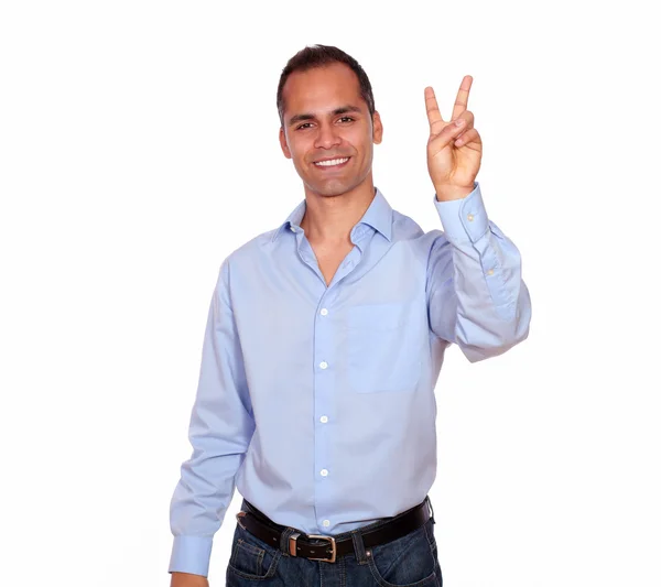 Homem adulto sorrindo e mostrando-lhe sinal de vitória — Fotografia de Stock