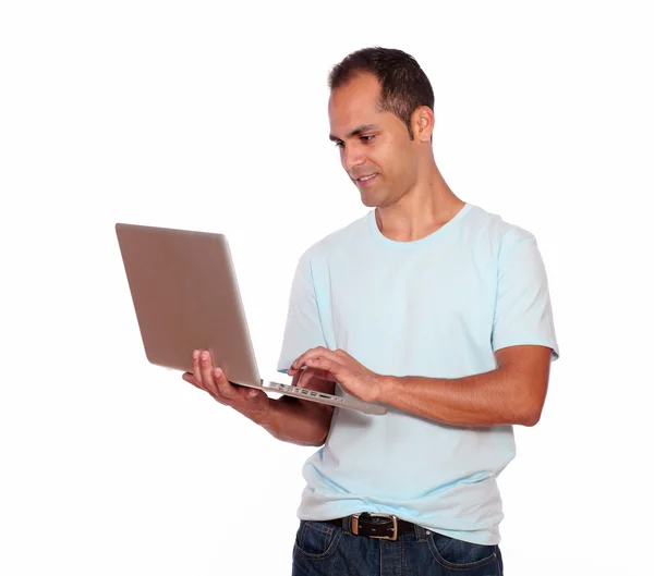 Homem adulto latino usando seu computador portátil — Fotografia de Stock