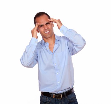 İspanyol adam alnını holding baş ağrısı ile