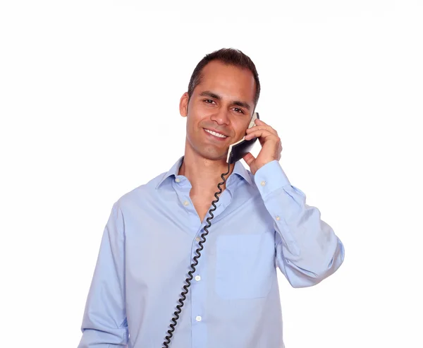 Улыбающийся латинос говорит по телефону — стоковое фото