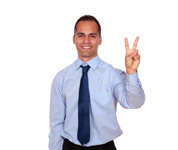 Hombre adulto sonriendo y mostrándole señal de victoria —  Fotos de Stock