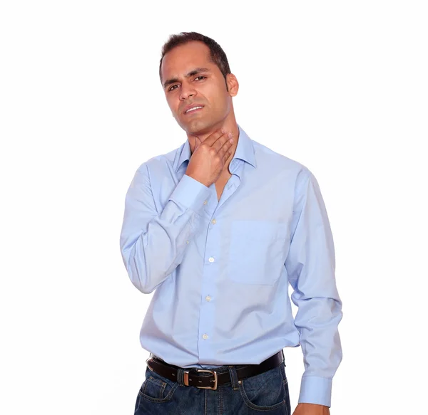 Hispanischer erwachsener Mann mit Halsschmerzen — Stockfoto