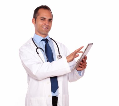 gülümseyen tıp doktoru onun tablet PC'yi kullanma