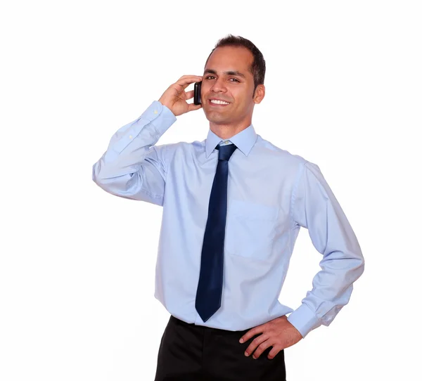 Smiling man looking at you speaking on cellphone — Stock Photo, Image