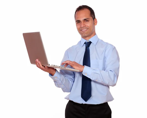 Dospělý muž s jeho přenosný počítač — Stock fotografie
