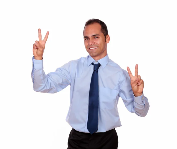 Lateinischer Mann lächelt und zeigt dir ein Siegeszeichen — Stockfoto