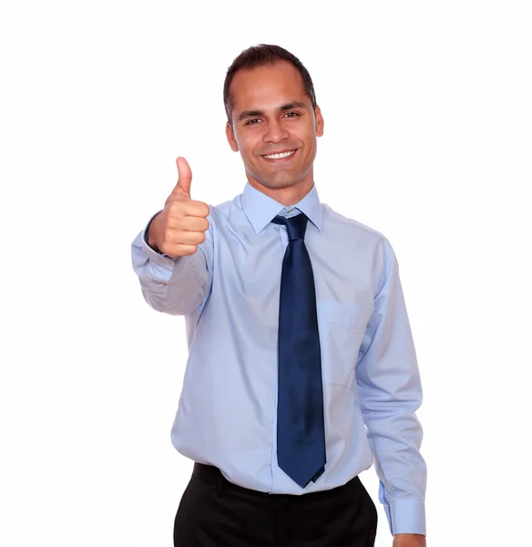 Sorrindo homem latino olhando e mostrando-lhe sinal ok — Fotografia de Stock