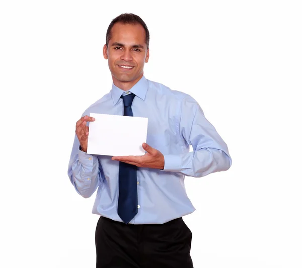 Hombre adulto sosteniendo una tarjeta blanca con copyspace — Foto de Stock