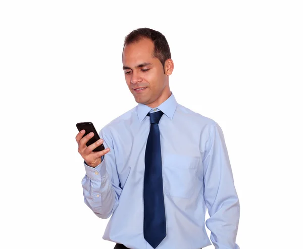 Homem adulto enviando mensagem por celular — Fotografia de Stock