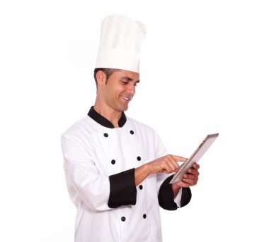 genç erkek aşçı Tablet PC'yi kullanma
