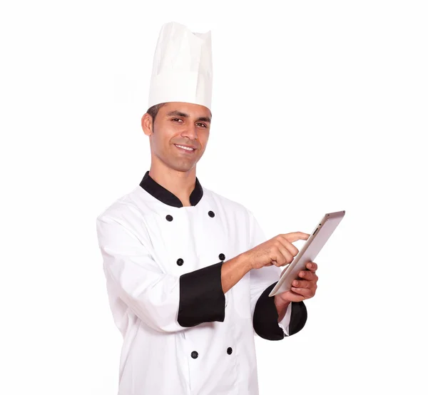 Mladý samec šéfkuchař pomocí počítače tablet pc — Stock fotografie
