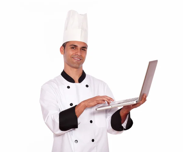 Pohledný chlap v uniformě šéfkuchař pracoval na počítači — Stock fotografie
