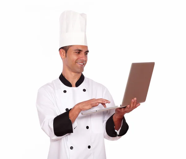 Bonito macho em uniforme chef trabalhando no computador — Fotografia de Stock