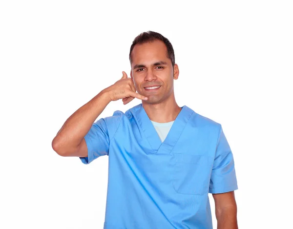 Charmante männliche Krankenschwester gestikuliert rufen Sie mich mit der Hand — Stockfoto