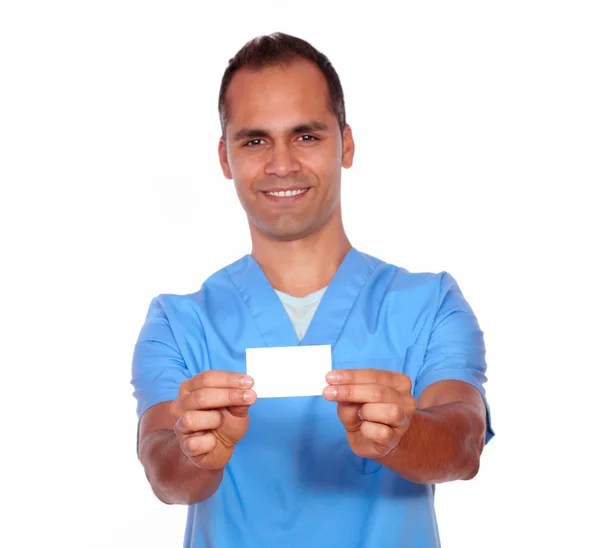 白のビジネス カードを持っているオスの看護婦の笑みを浮かべてください。 — ストック写真