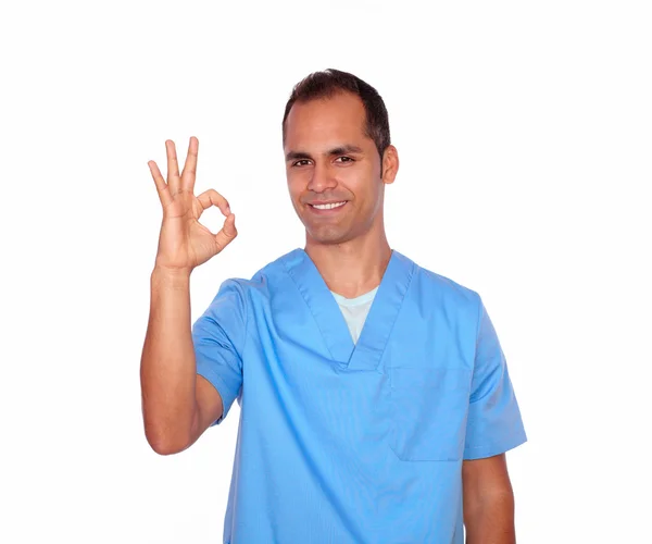 Charmante verpleegster positief met hand tonen — Stockfoto