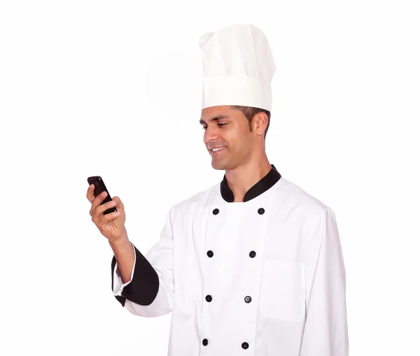 Cara encantador em uniforme chef mensagens de texto no celular — Fotografia de Stock