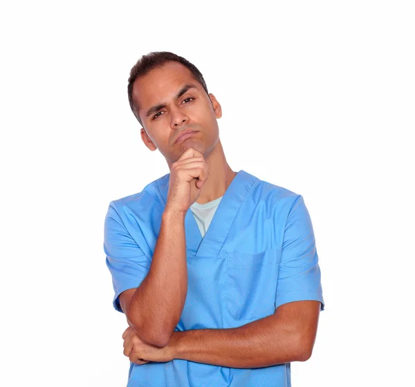 Pensive guy медсестра стоїть з рукою на підборідді — стокове фото