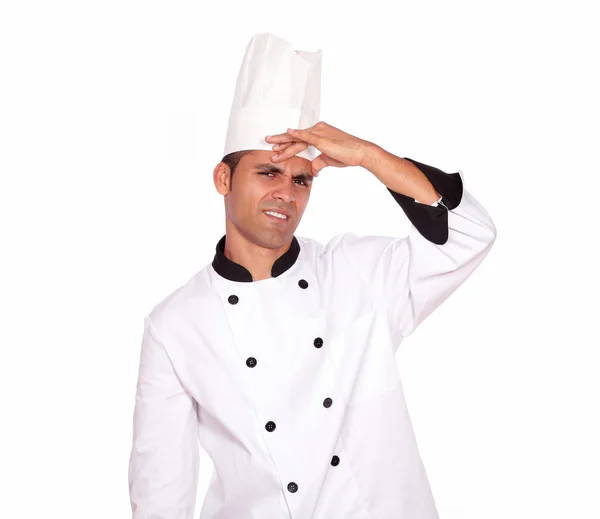 Cansado jovem cozinheiro masculino de pé com dor de cabeça — Fotografia de Stock