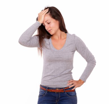 baş ağrısı olan yorgun genç kadın