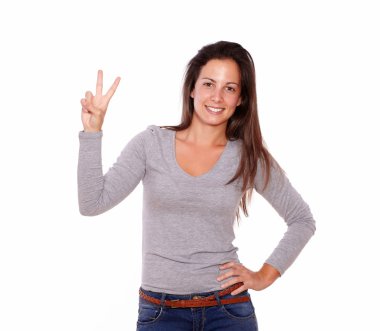 güzel bayan parmaklarını zafer işaretiyle gösterilen