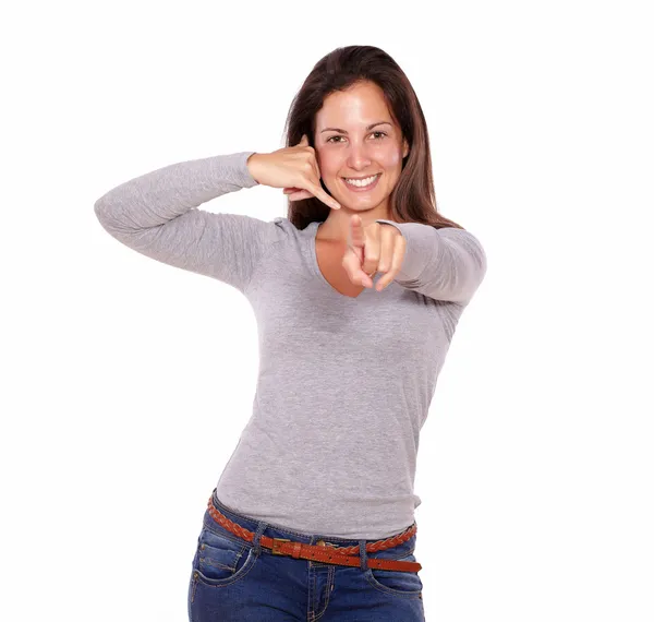 Lächelnde Frau zeigt Rufgeste mit der Hand — Stockfoto