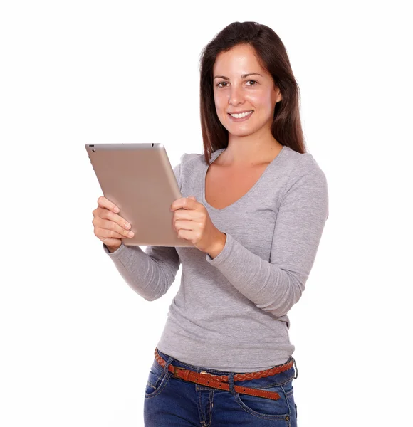 Encantadora señora que trabaja en la tableta PC mientras está de pie — Foto de Stock